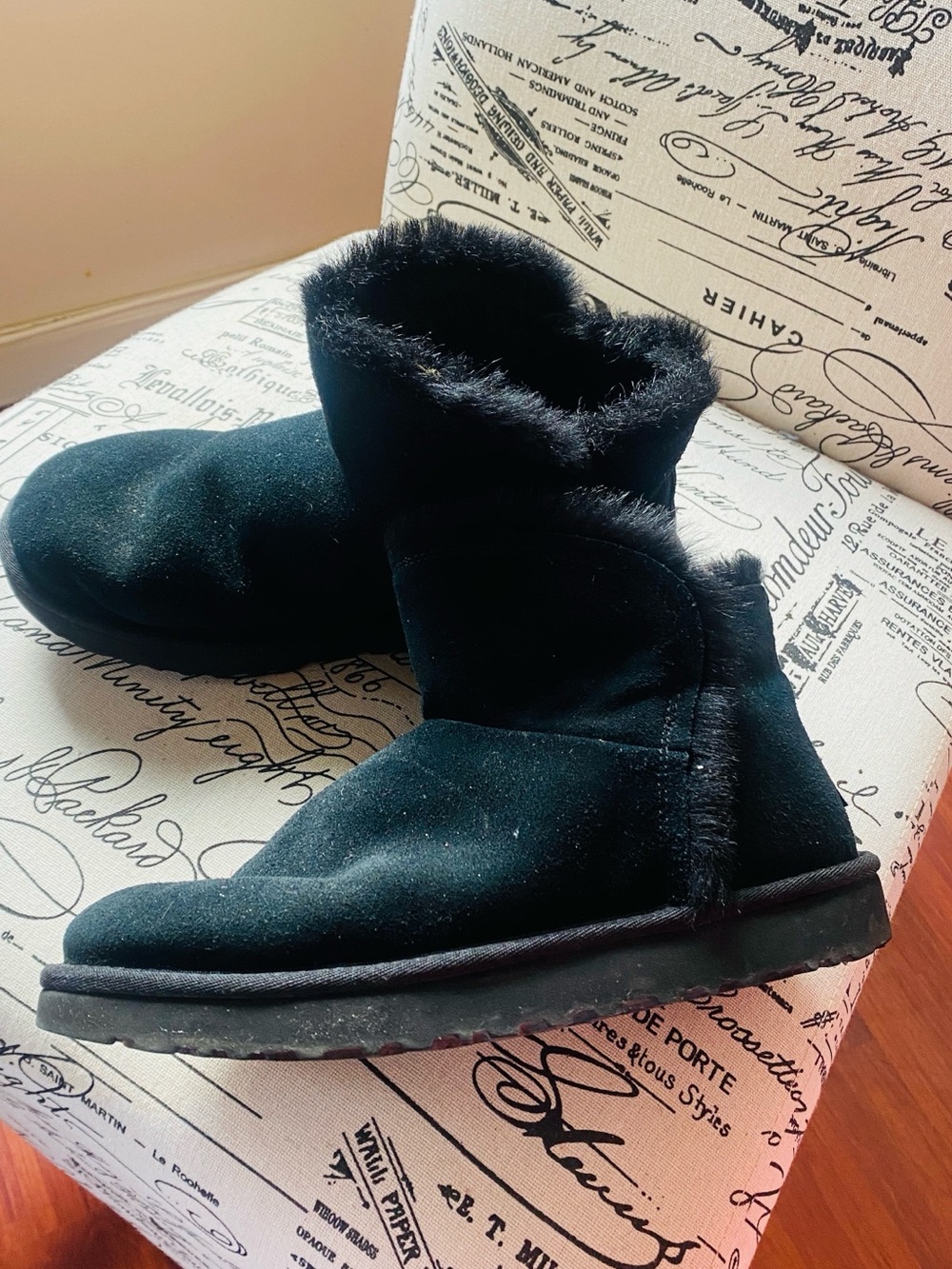 Authentic Ugg size 9 - Picture 12 of 13